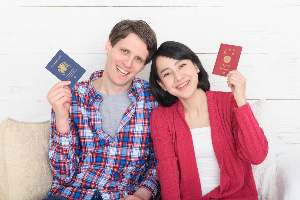 国際結婚パスポート持つ男女