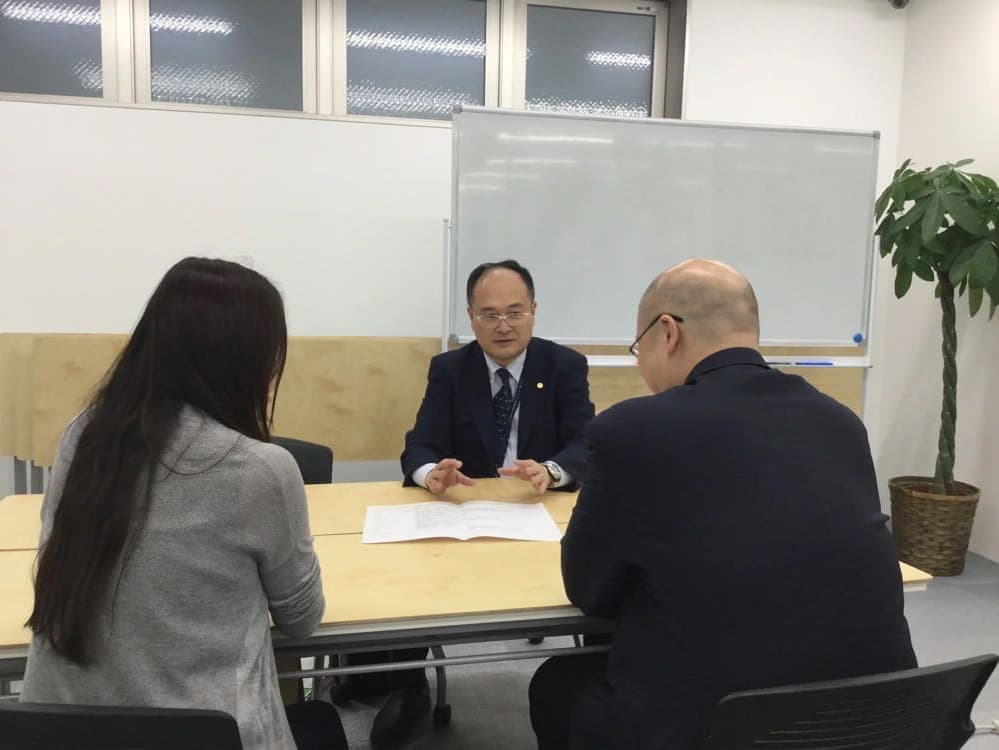 行政書士が面談しているイメージ